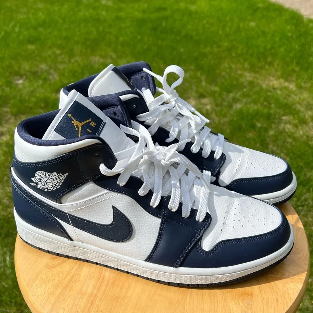 Jordan 1 Mid Obsidian